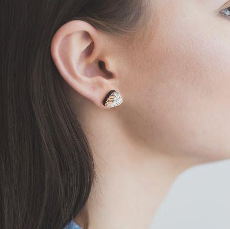 Rimu Pipi Shell Earrings